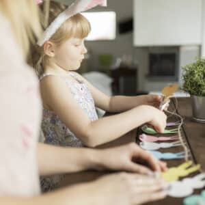 Bambini che partecipano a un laboratorio creativo con carta, cartone e materiali naturali