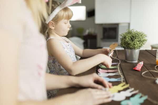 Bambini che partecipano a un laboratorio creativo con carta, cartone e materiali naturali